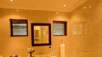 Standard Room, 2 Twin Beds | Bathroom | Free toiletries, towels