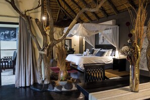 Suite – honeymoon, privat basseng, elveutsikt | Sengetøy av topp kvalitet, minibar og safe på rommet