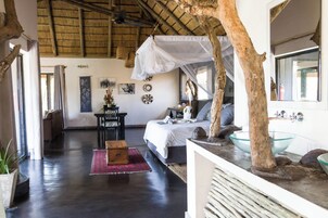 Luxury Suite, River Lodge | 高档床上用品、迷你吧、客房内保险箱、特色家居