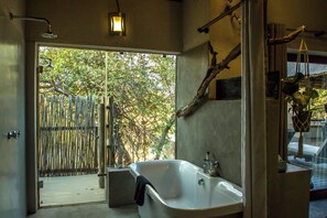 Luxury Suite, Billy's Lodge | حمام | مستلزمات للعناية الشخصية صديقة للبيئة، مجففات شعر، مناشف، صابون