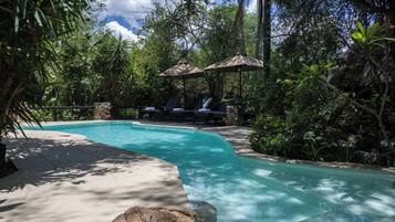 室外游泳池,瀑布泳池,08:00 至 20:00 开放, 池畔遮阳伞, 日光浴躺椅