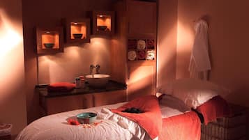 Sauna, hot tub, steam room, body treatments, hydrotherapy, aromatherapy