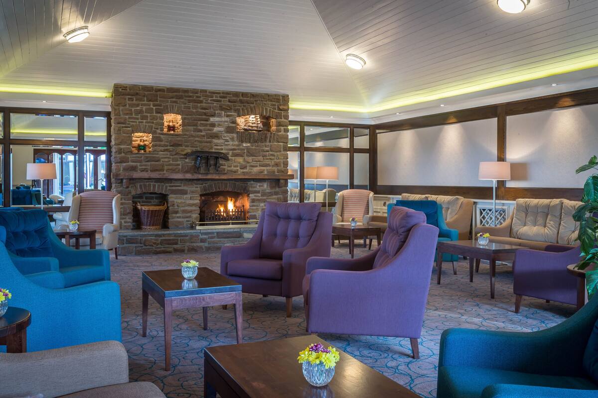 serves breakfast, lunch and dinner