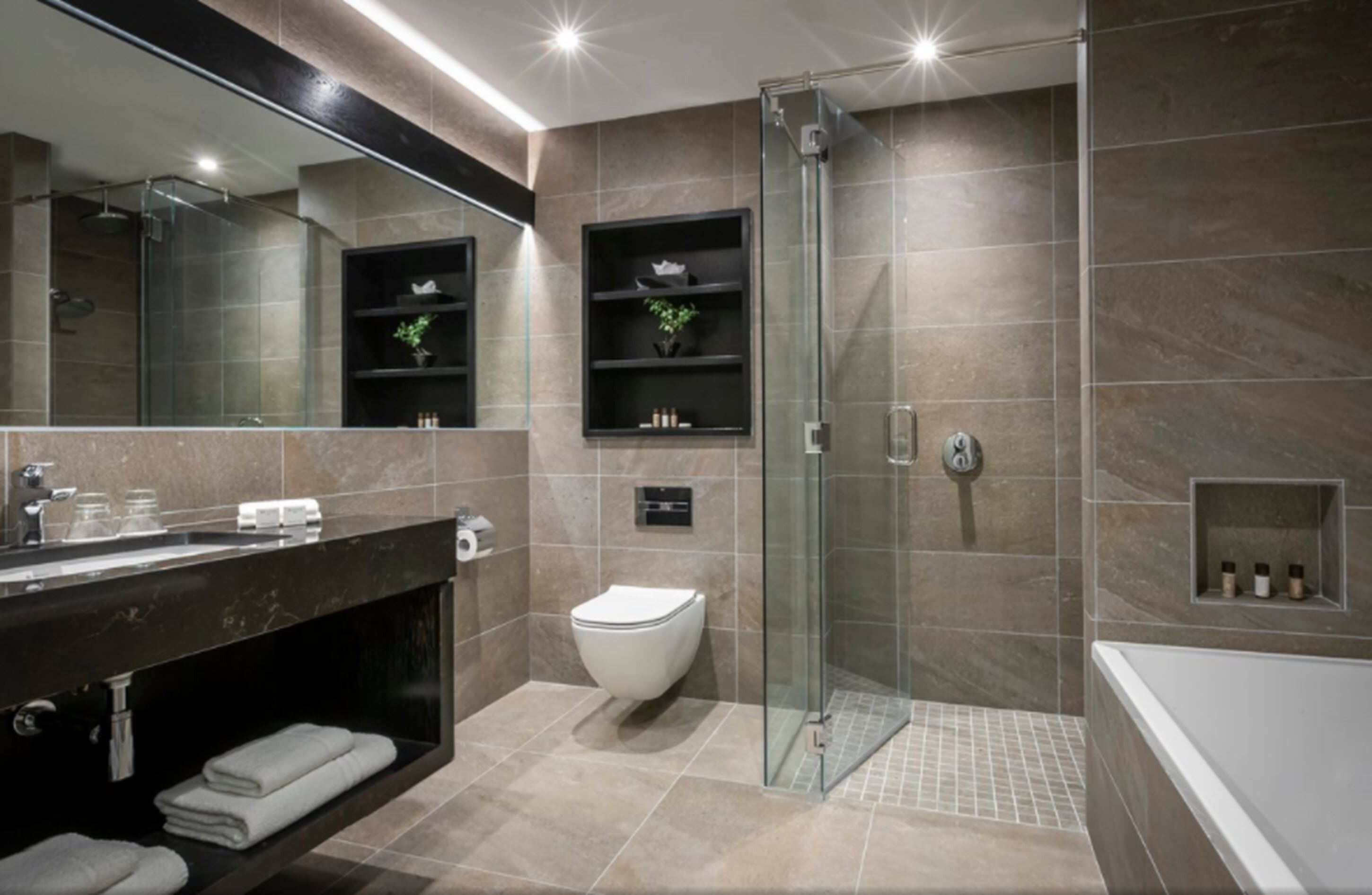 combined shower/bathtub, rainfall showerhead, towels