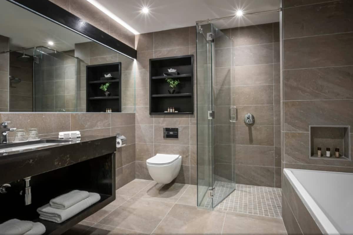 combined shower/bathtub, rainfall showerhead, towels