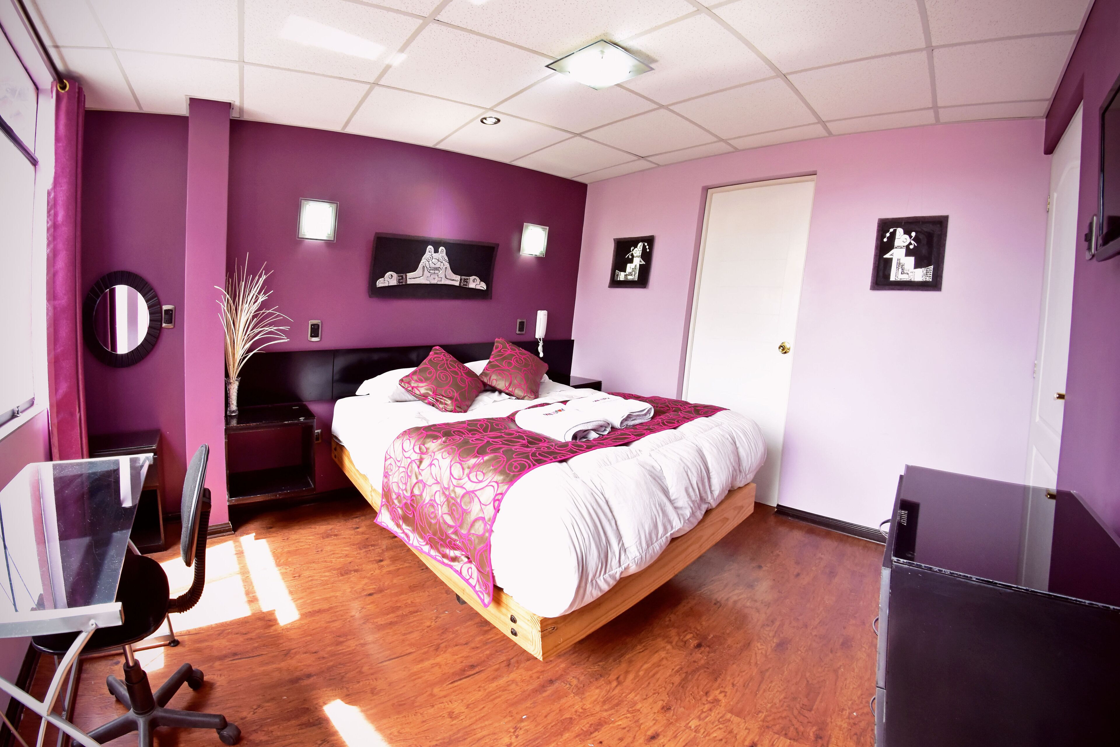 double room | 1 bedroom, in-room safe, individually decorated, desk