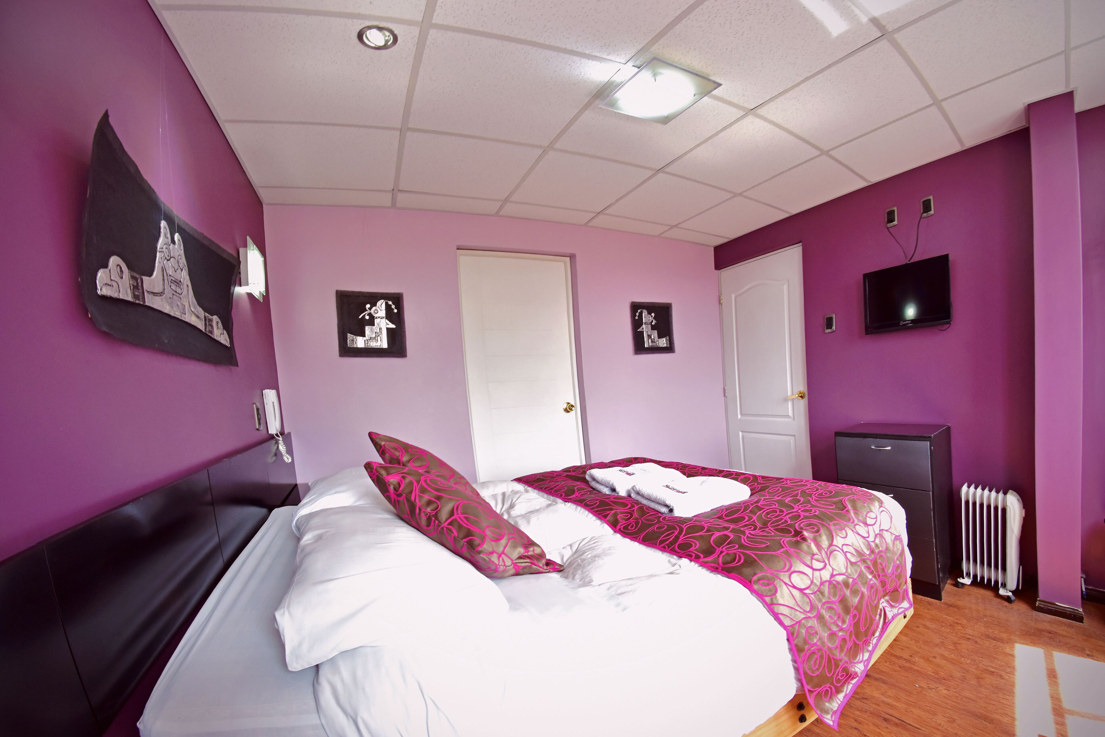 double room | 1 bedroom, in-room safe, individually decorated, desk