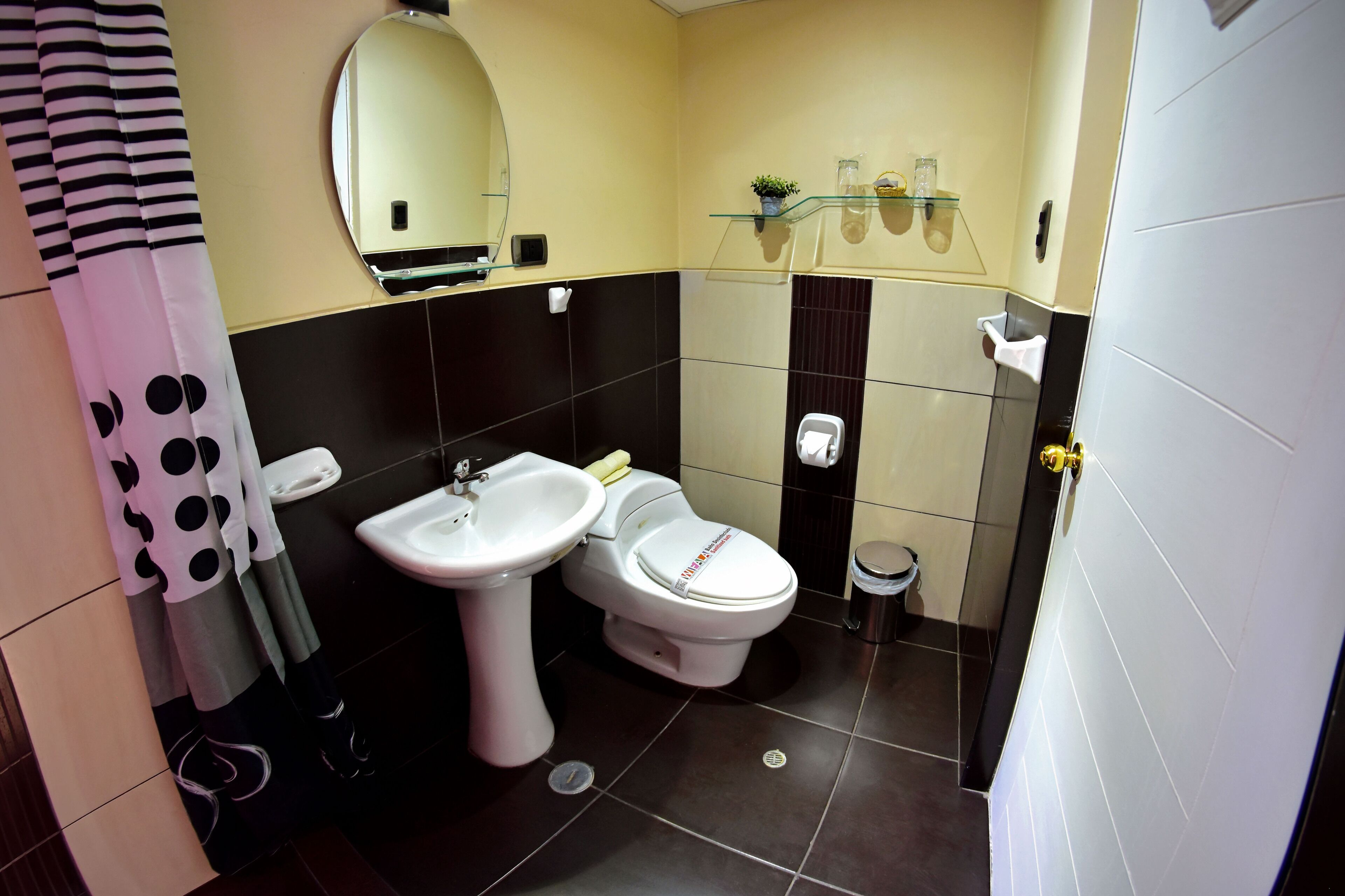 Doppelzimmer | Badezimmer | Dusche, kostenlose Toilettenartikel, Haartrockner, Bidet