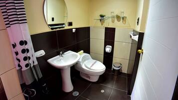 Doppelzimmer | Badezimmer | Dusche, kostenlose Toilettenartikel, Haartrockner, Bidet