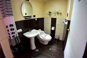 Double Room | Bathroom | Shower, free toiletries, hair dryer, bidet - Wifala Thematic Hotel (Cusco)
