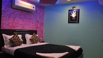 Deluxe-huone, 1 suuri parisänky | Pillowtop-patjalliset sängyt, tallelokero huoneessa, äänieristys