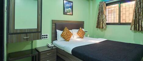 Deluxe Room, 1 King Bed | Pillowtop beds, in-room safe, soundproofing, free WiFi