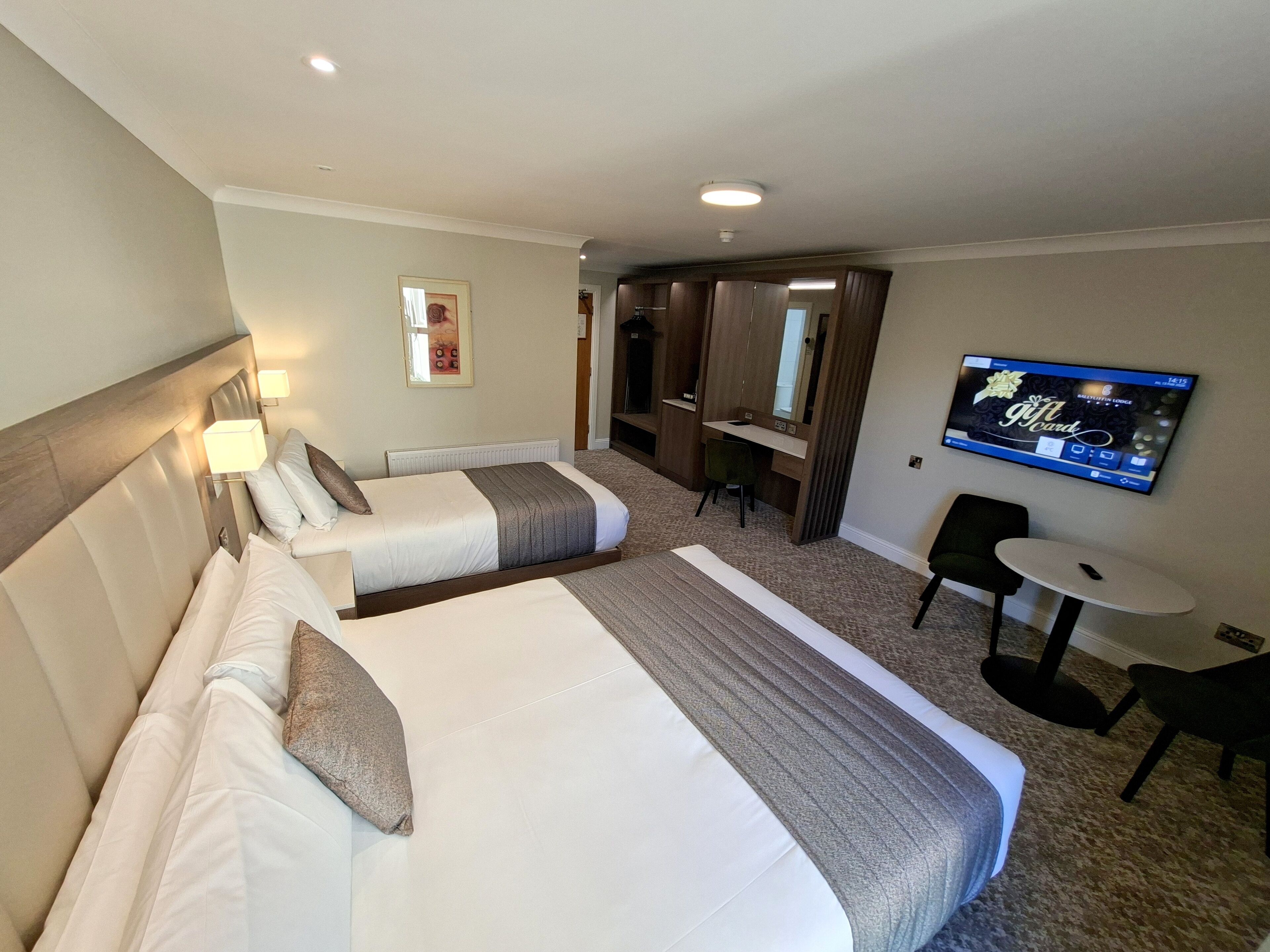 Peti besi dalam bilik, meja, seterika/papan seterika, Wi-fi percuma 