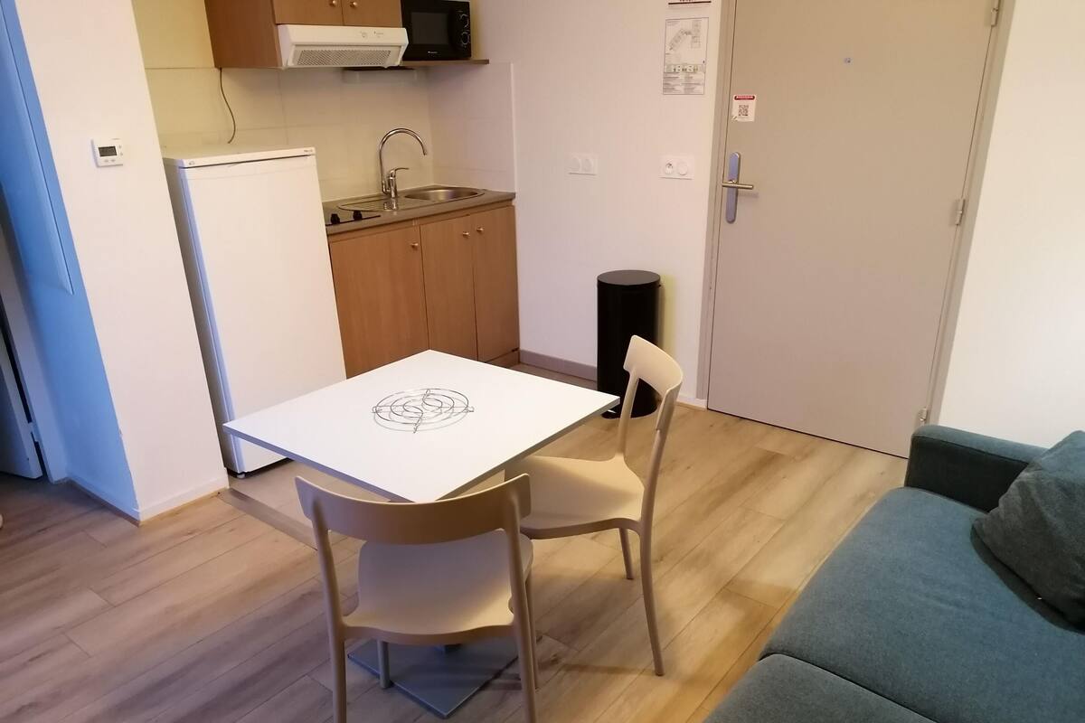 En 60-centimeters Flatskjerm-TV med digitale kanaler