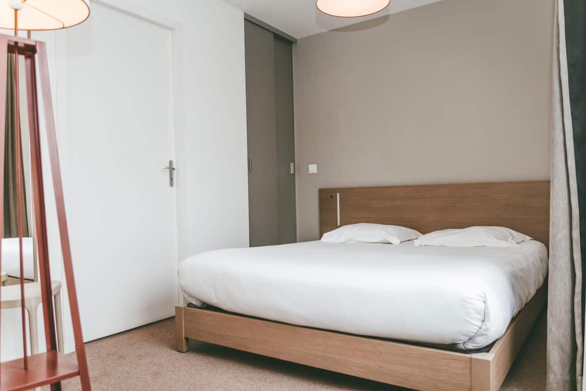 Studio, 1 queensize-seng | Skrivebord, blendingsgardiner, lydisolert og strykejern/-brett
