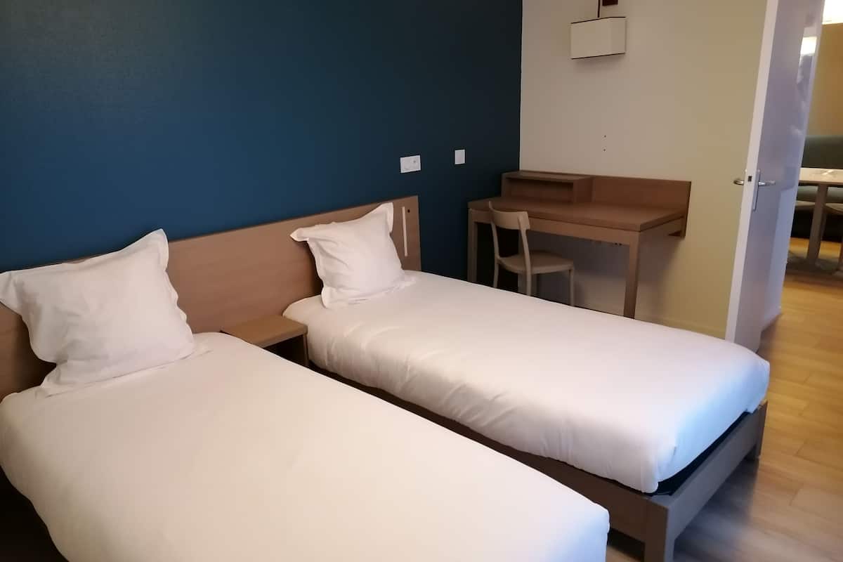 1 bedroom, desk, blackout curtains, soundproofing