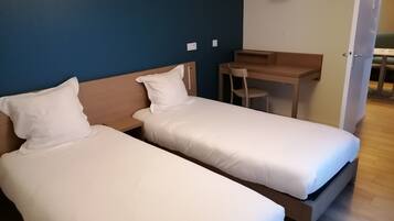 Escritorio, cortinas blackout y insonorización