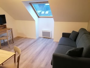 Schreibtisch, Verdunkelungsvorhänge, schallisolierte Zimmer