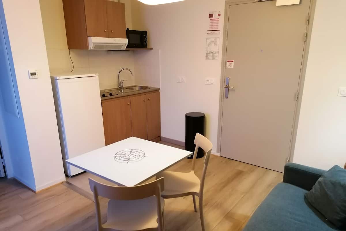 TV a schermo piatto 60 cm con canali digitali