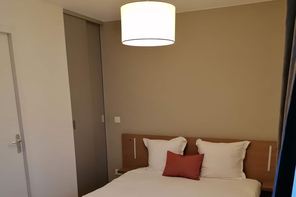 1 bedroom, desk, blackout curtains, soundproofing