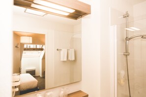 Hair dryer, towels, soap, shampoo - Terres de France - Appart'Hotel Quimper (Quimper)