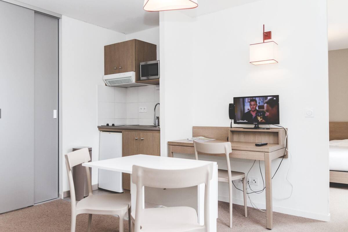 Studiosuite (4 pax) | Oppholdsområde | En 60-centimeters Flatskjerm-TV med digitale kanaler