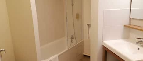 Une salle de bain avec une baignoire, des toilettes et un lavabo.