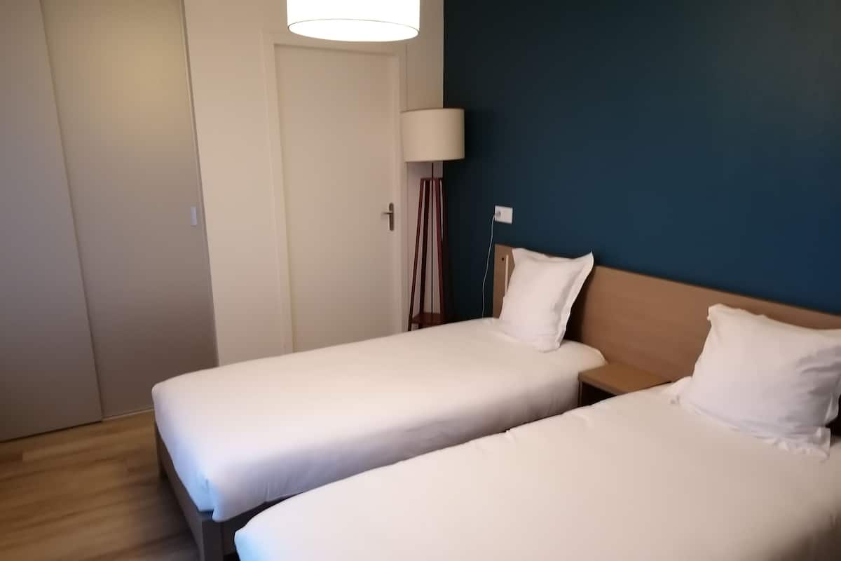 Una scrivania, tende oscuranti, insonorizzazione, ferro/asse da stiro