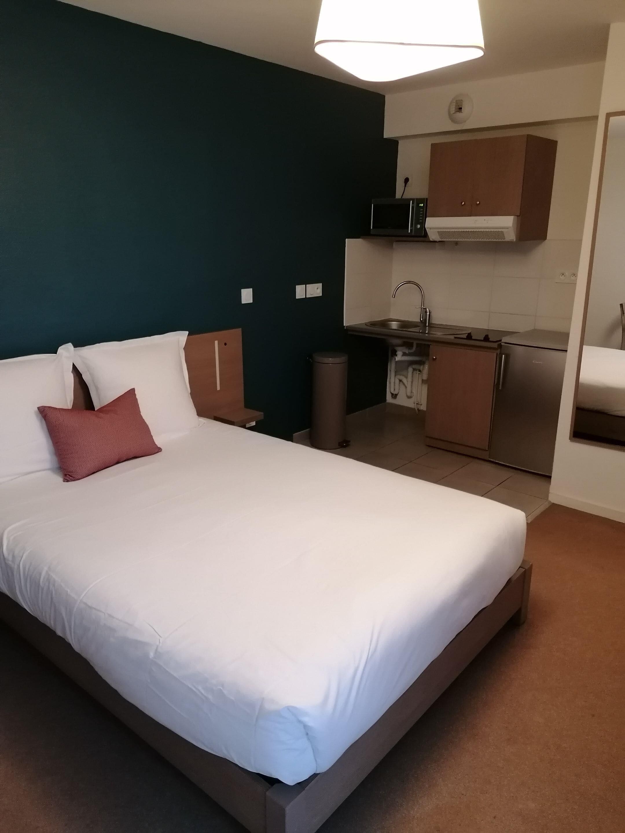 Studio, 1 Queen Bed, Roll-in Shower | Desk, blackout curtains, soundproofing, iron/ironing board