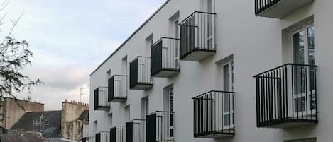 Un edificio de varios pisos con balcones y ventanas.