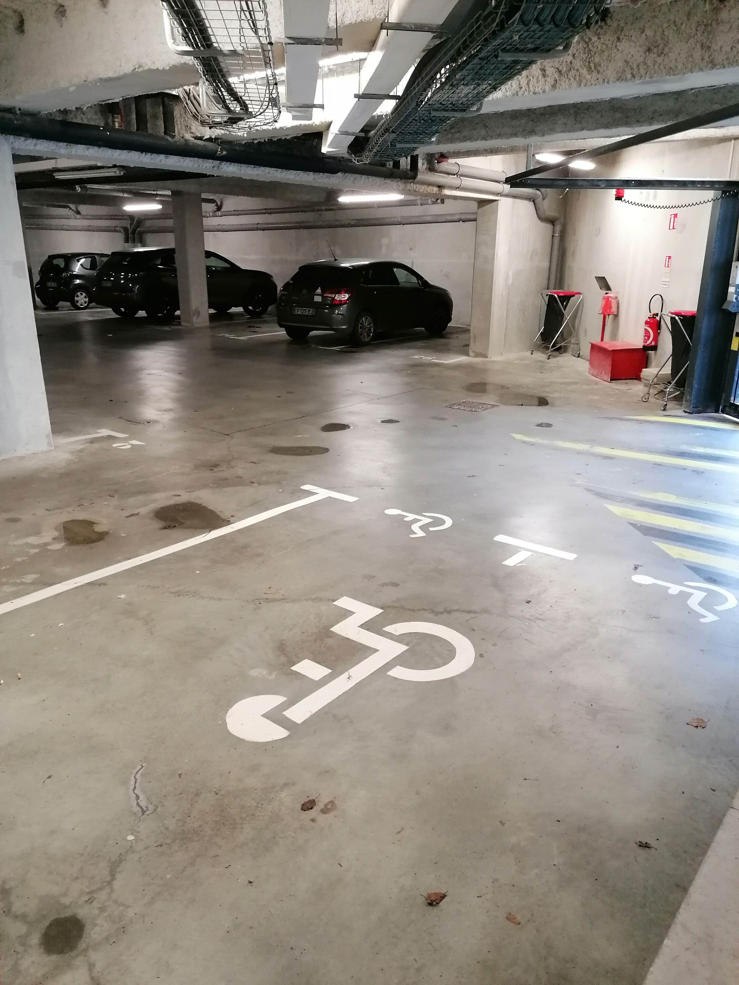 Un aparcamiento de varios niveles con varios coches estacionados en distintos pisos.