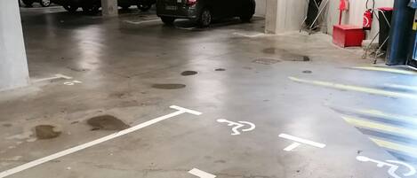 Un aparcamiento de varios niveles con varios coches estacionados en distintos pisos.