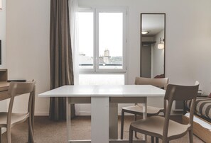 Desk, blackout curtains, soundproofing, iron/ironing board - Terres de France - Appart'Hotel Quimper (Quimper)