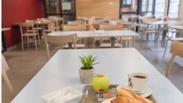 Desayuno buffet (EUR 11 por persona)