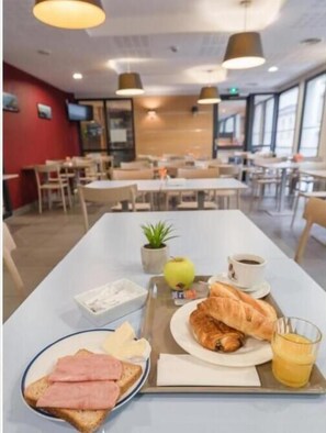 Daily buffet breakfast (EUR 11 per person)