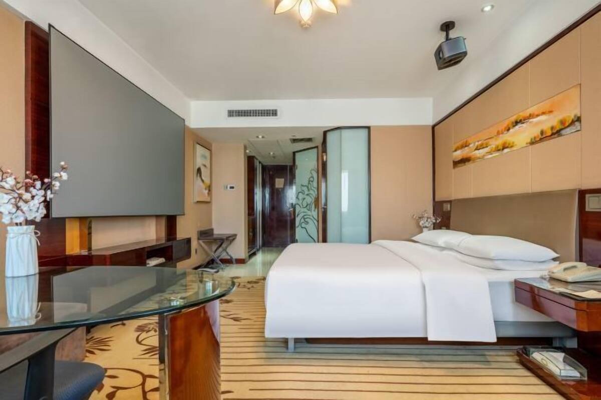 Minibar, skrivebord, blendingsgardiner og lydisolert