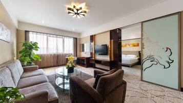 Minibar, escritorio, cortinas blackout y sistema de insonorización