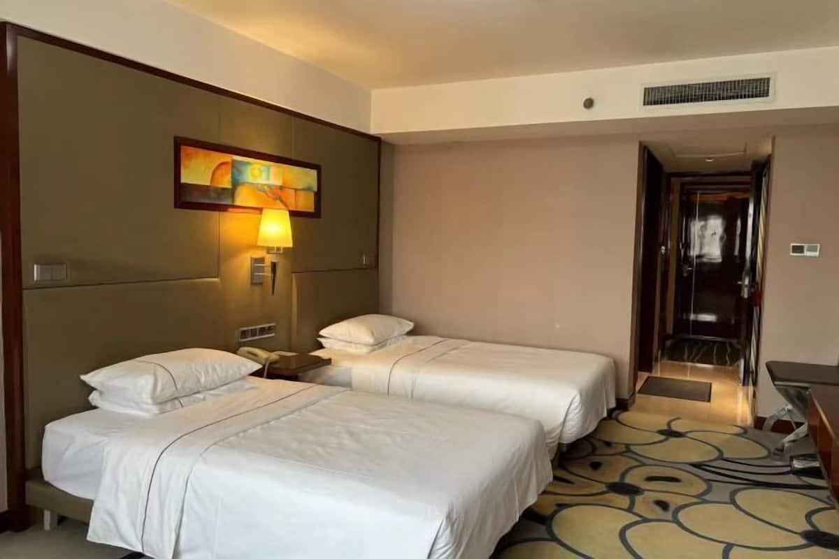 Minibar, skrivbord, mörkläggningsgardiner och ljudisolering