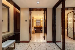 Frigobar, escrivaninha, cortinas blackout, quartos à prova de som