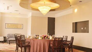 2 restaurantes; se sirve desayuno, almuerzo y cena; cocina china