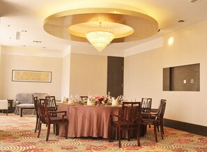 2 restaurants, breakfast, lunch, dinner served; Chinese cuisine  - Inzone Garland Hotel Jinan (Jinan)