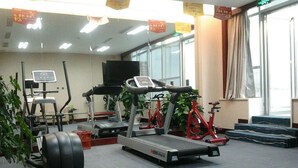 Ein Fitnessstudio mit Laufbändern, Fahrrädern und Trainingsgeräten.