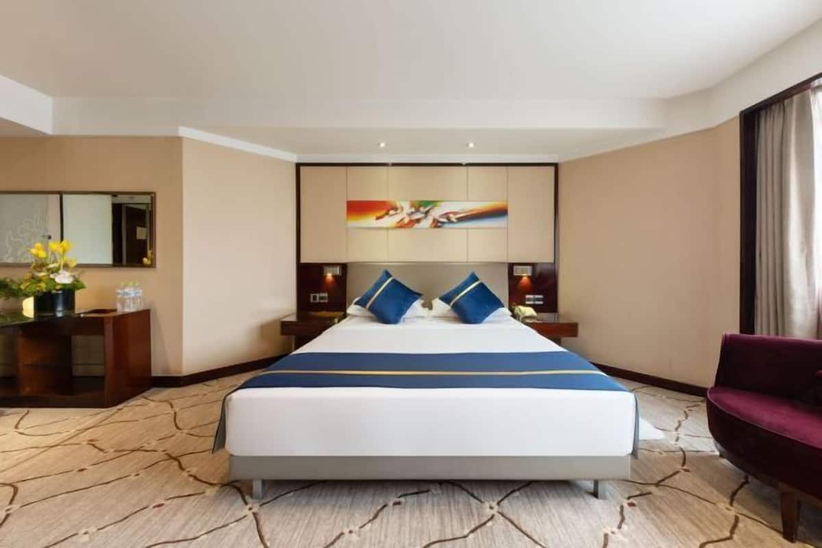 Minibar, skrivbord, mörkläggningsgardiner och ljudisolering