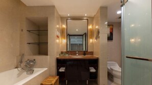 Un bagno moderno con vasca, lavabo con specchio e zona doccia.