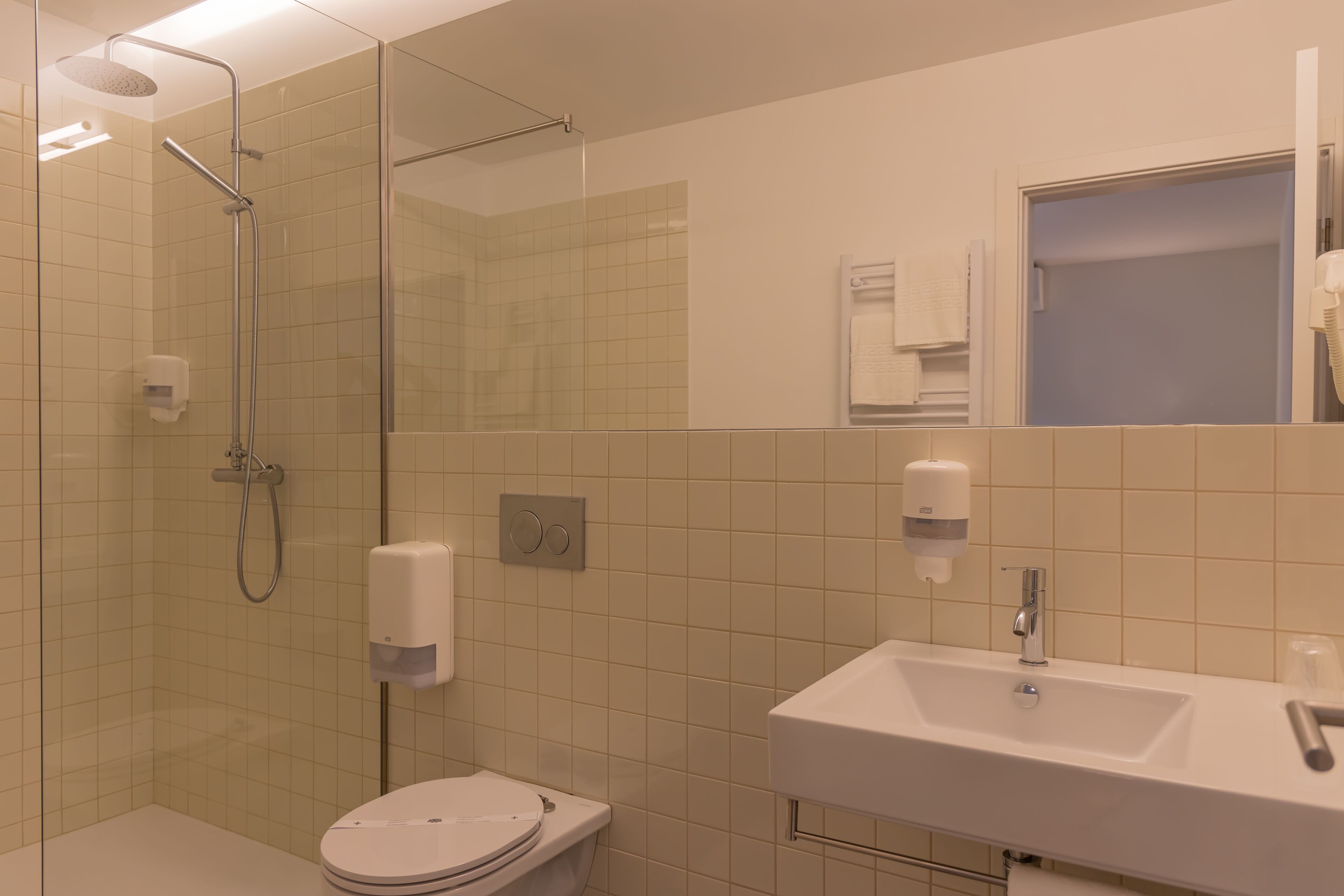 Studio | Bathroom | Hair dryer, towels