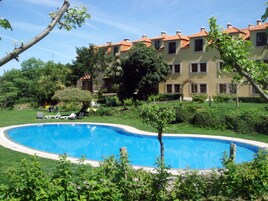 Una piscina cubierta, una piscina al aire libre