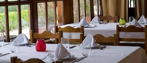 DĂźner et souper servis sur place, cuisine locale