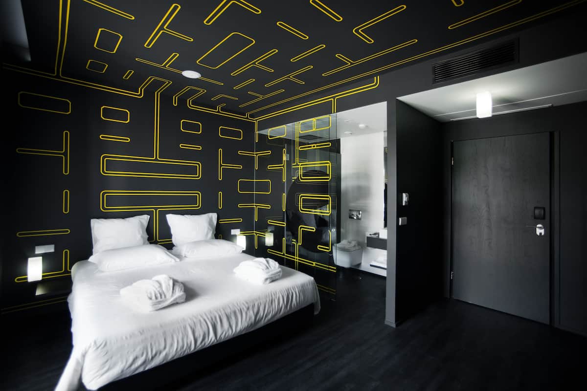 Standaard kamer, 1 twee- of 2 eenpersoonsbedden | Een minibar, een kluis op de kamer, individueel gedecoreerd, een bureau