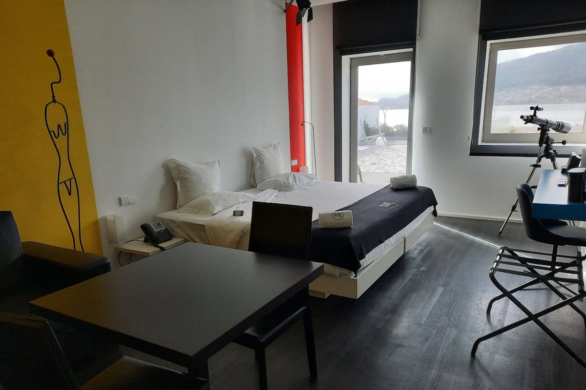 Suite | Een minibar, een kluis op de kamer, individueel gedecoreerd, een bureau