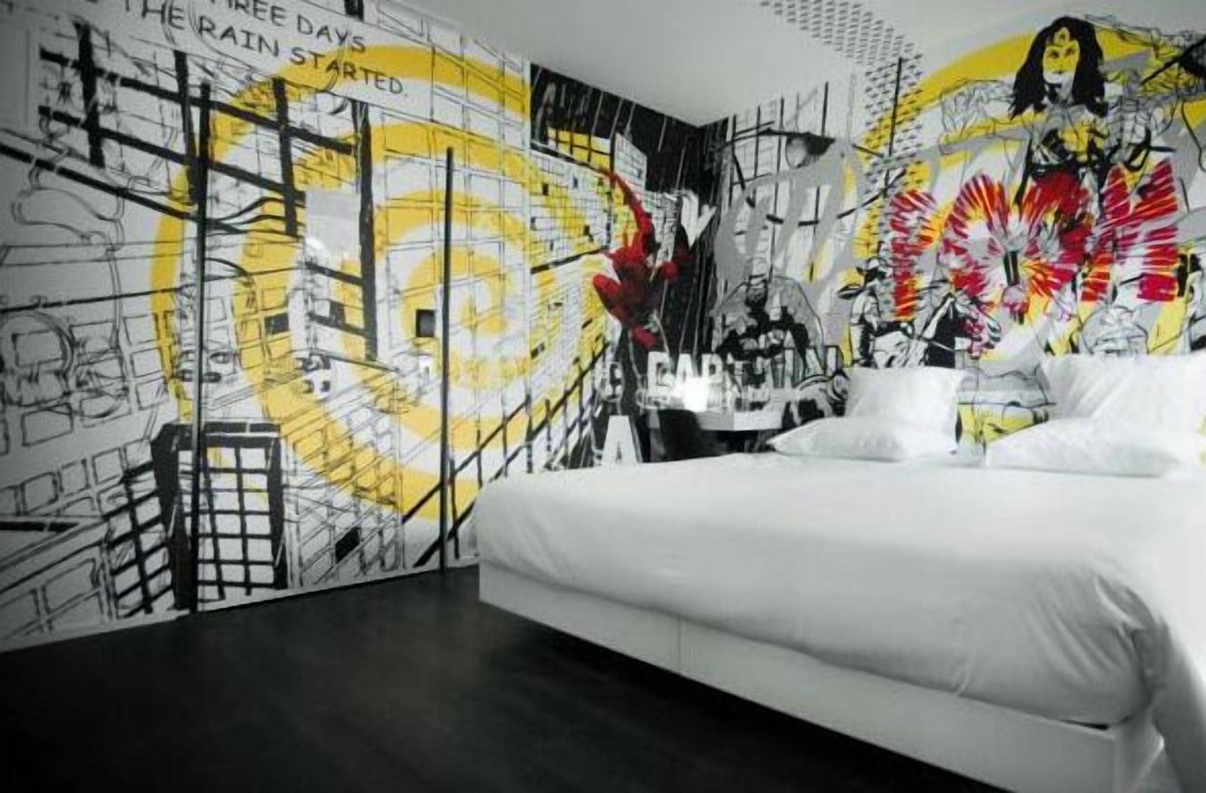 Un dormitorio con cama, un mural en la pared y una ventana.